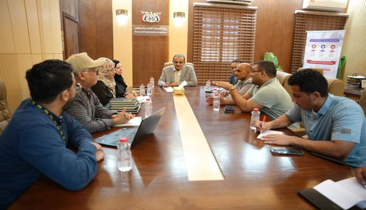 وزير الصحة يبحث مع لجنة الإنقاذ الدولية تعزيز الشراكة بالمشاريع الصحية