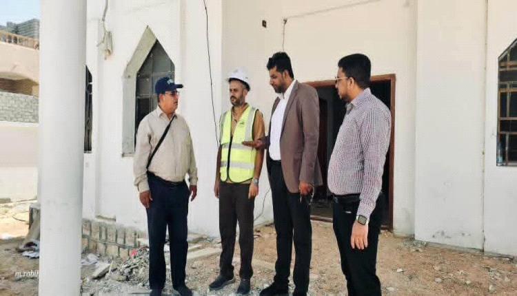 مستشار وزارة الزراعة يطلع على سير العمل وأعمال الترميم بالمركز والمختبر البيطري بمديرية الغيضة