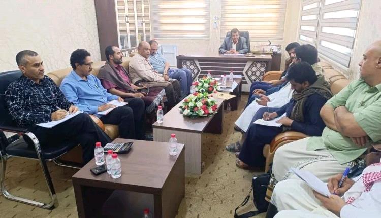 الأمين العام لمحلي المهرة يناقش مع نقابة المعلمين ملف التأمينات الخاصة بالمعلمين المتعاقدين