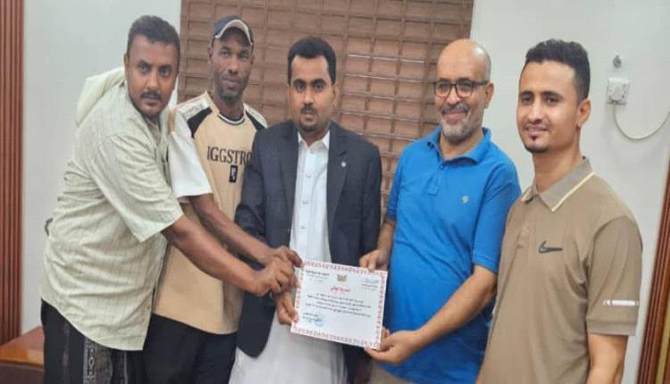 وزارة الشباب والرياضة تمنح إدارة نادي المجد بـ ابين التصريح النهائي