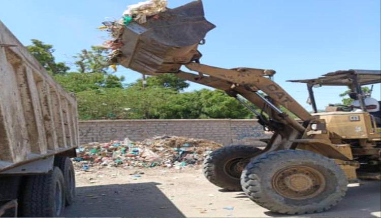 لليوم الثالث على التوالي..استمرار حملة النظافة الشاملة التي ينفذها صندوق النظافة والتحسين خنفر