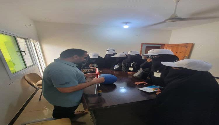 طالبات مركز خديجة يزرن جمعية رؤية ضمن ملتقى الإبداع الخامس عشر ويطلعن على عالم المكفوفين وإبداعاتهم