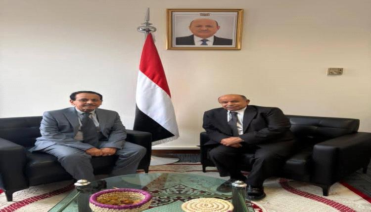 عضو مجلس القيادة الخنبشي يزور السفارة اليمنية في الرياض ويطلع على أوضاعها والخدمات المقدمة للمواطنين