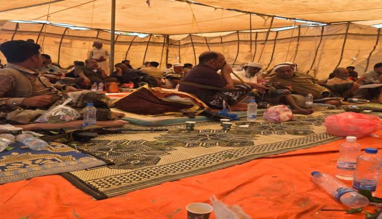 بتوجيهات المحافظ بن الوزير.. الوكيل باعوضه يزور مخيم عزاء ال العظمي برضوم وينقل تعازي السلطة المحلية