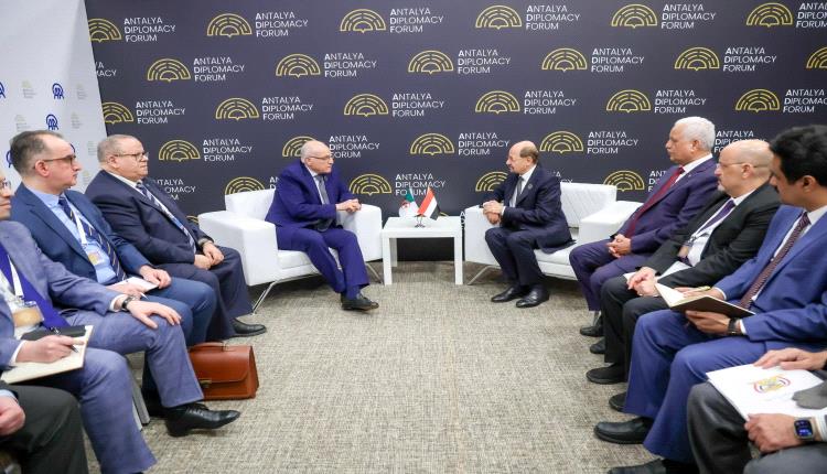 رئيس الوزراء وزير الخارجية يلتقي وزير الشؤون الخارجية والجالية الوطنية بالخارج الجزائري