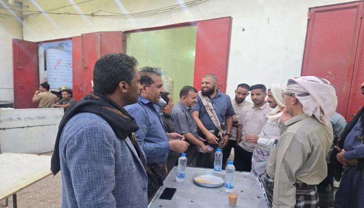 من قلب السوق إلى “مقهى قائد”… المحافظ بن الوزير يقترب من الناس ويصغي لنبض الشارع في عتق