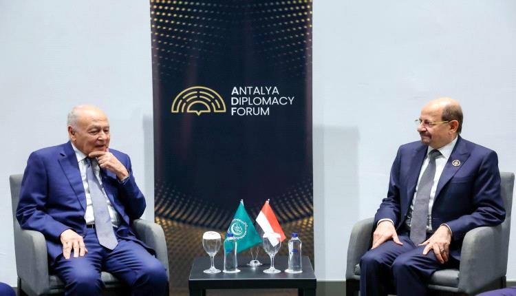 رئيس الوزراء وزير الخارجية يناقش مع امين عام الجامعة العربية تطورات الأوضاع