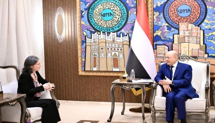 رئيس مجلس القيادة يحذر من مخاطر استمرار النظام الإيراني بالاستثمار في المليشيات الارهابية