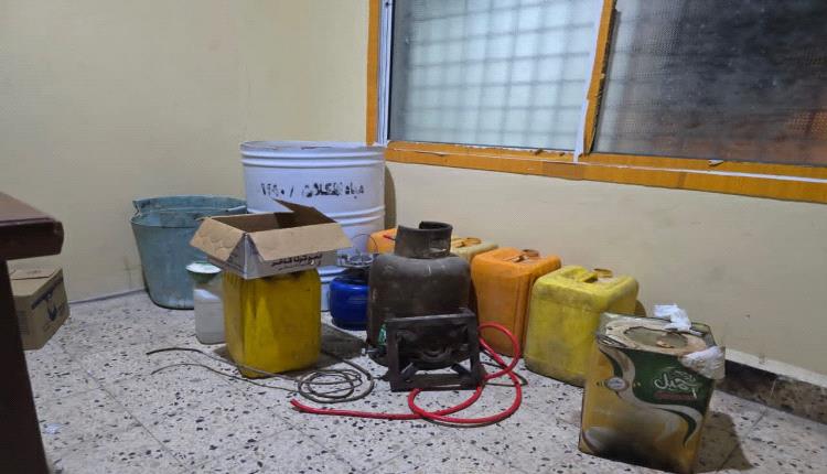 مكافحة المخدرات تنفذ حملة أمنية وتضبط مصنعاً للخمر البلدي وبائع قات وحشيش وتداهم أوكار تعاطٍ بالمكلا