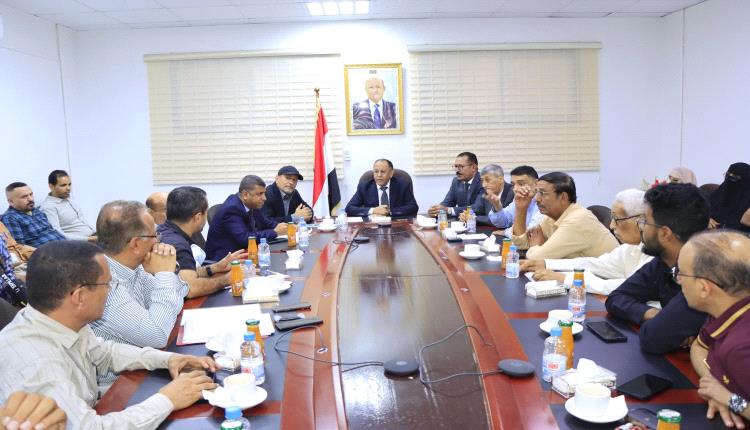 وزير الصناعة يناقش مع الغرفة التجارية وشركات الملاحة معالجات عاجلة لخفض تكاليف الشحن واستقرار الأسواق