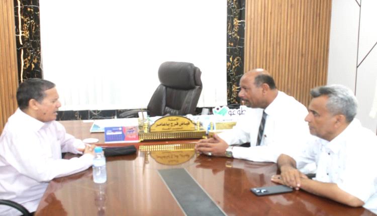 مدير عام المكلا يبحث مع مدير عام شركة الغاز بساحل حضرموت تعزيز الاستقرار التمويني وتطوير آليات التوزيع