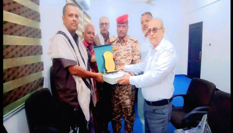 مكتب الشباب والرياضة بلحج يكرّم مدير عام مديرية تبن بـ "درع التميز"