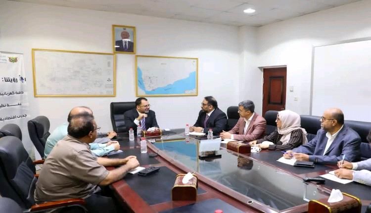 وزير الكهرباء يبحث مع الفريق الاقتصادي خطة التعافي وتعزيز قدرات القطاع