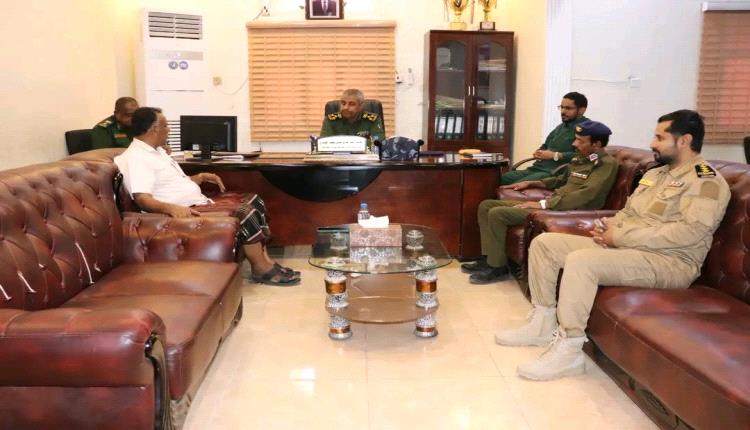 المدير العام للأمن والشرطة بساحل حضرموت يناقش مع مدير عام مديرية أرياف المكلا أهمية تعزيز الأجهزة الأمنية