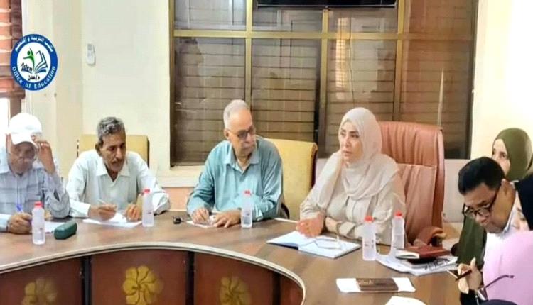 د. مايسة عشيش تجتمع برؤساء الشعب ومديرو الإدارات بمكتب التربية والتعليم بعدن وتكشف عن تفاصيل مرحلة للمعالجات والانضباط