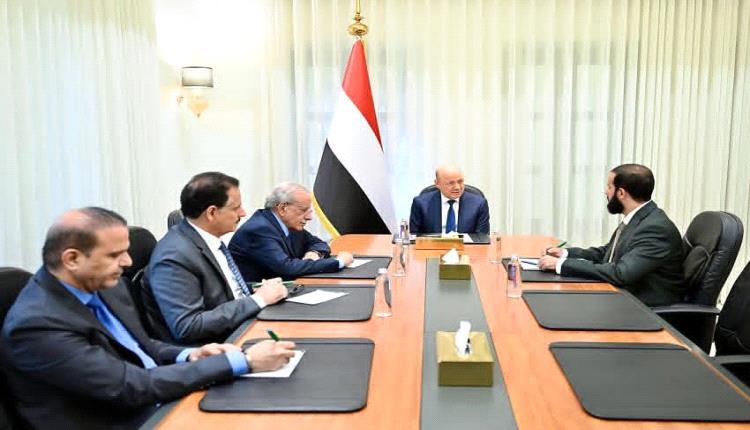 رئيس مجلس القيادة يشدد على أهمية تحفيز كافة الطاقات للنهوض بمحافظة ابين