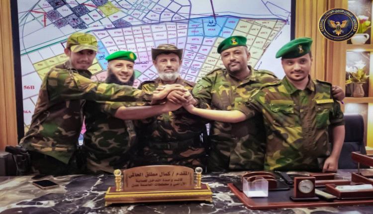 بحضور اللواء عبدالسلام الجمالي.. إجراء عملية الاستلام والتسليم بين قيادة وحدة حماية الأراضي السلف والخلف