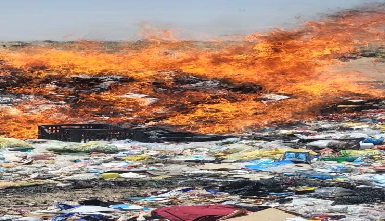 مكتب الصناعة بشبوة يشنّ حملة لحماية المستهلك .. إتلاف 5 أطنان من المواد المنتهية الصلاحية في عتق