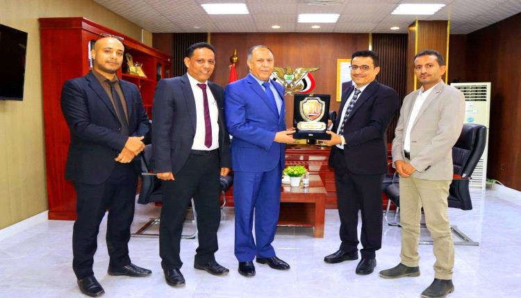 وزير الصناعة والتجارة يبحث مع وحدة المعلومات المالية تعزيز الرقابة وحماية الاقتصاد الوطني