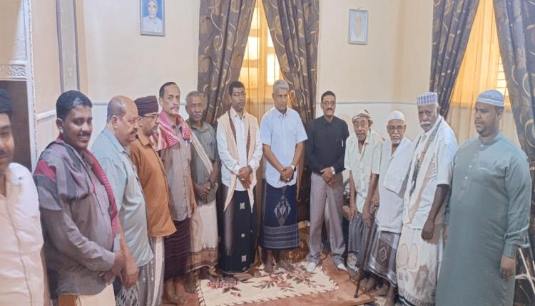 مدير عام تريم يقوم بزيارة اجتماعية للشخصيتين الاجتماعيتين المقدم سعيد محمد كرامه الأحمدي والمقدم صالح كرامه سالم باعديل