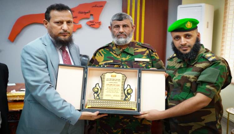 المحافظ شيخ يكرّم القيادة السابقة لوحدة حماية الأراضي ويشيد بدورها في مكافحة البناء العشوائي