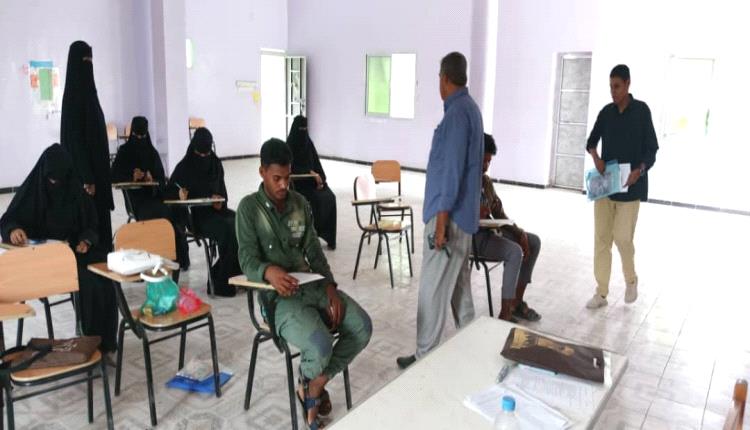 مدير عام التعليم الفني بأبين يتفقد سير الاختبارات الشهرية بالمعهد التقني الزراعي بجعار