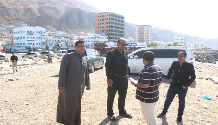 مدير عام المكلا يعاين موقع مشروع تأهيل طريق "الهايبر - بحر المشراف" تمهيداً لبدء التنفيذ