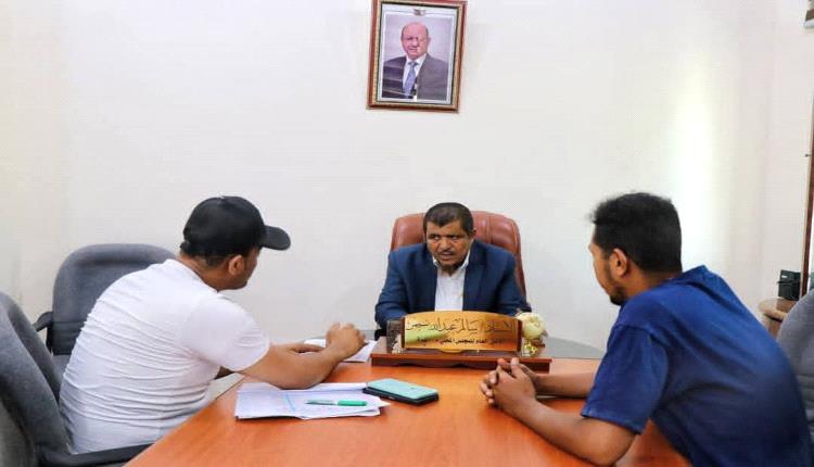 الأمين العام لمحلي المهرة يناقش آلية عمل وحدة علاج الأورام بمستشفى الغيضة المركزي