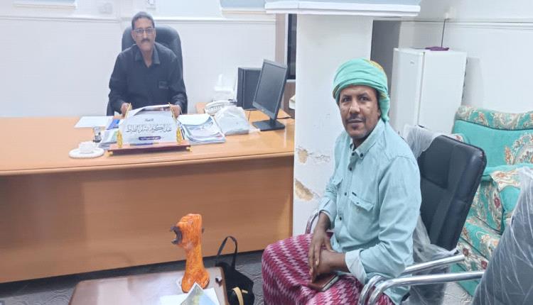 مدير عام مديرية تريم يطّلع على أعمال الفنان التشكيلي يعقوب هبشان ويؤكد دعم المبدعين