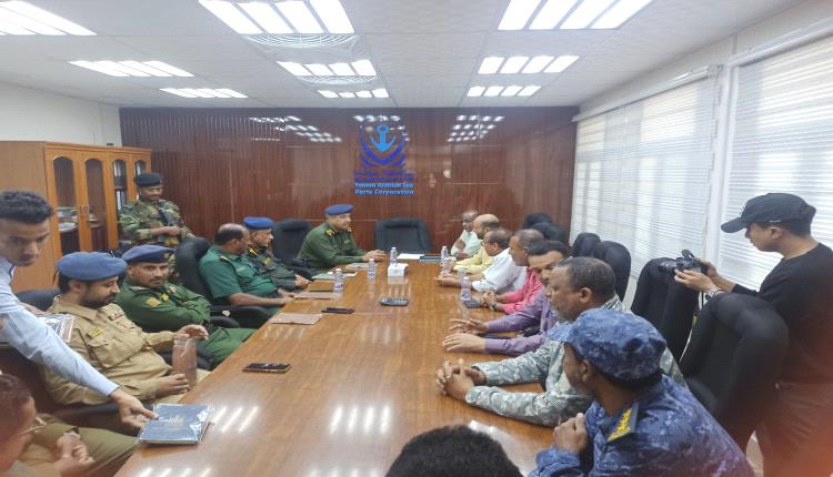 لقاء موسع بميناء المكلا لتعزيز توحيد الجهود الأمنية والإدارية بين الجهات المختصة