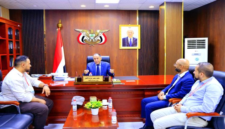 وزير الصناعة والتجارة يبحث مع مجموعة هائل سعيد أنعم دعم الابتكار الاجتماعي وتعزيز الاقتصاد الأزرق بعدن