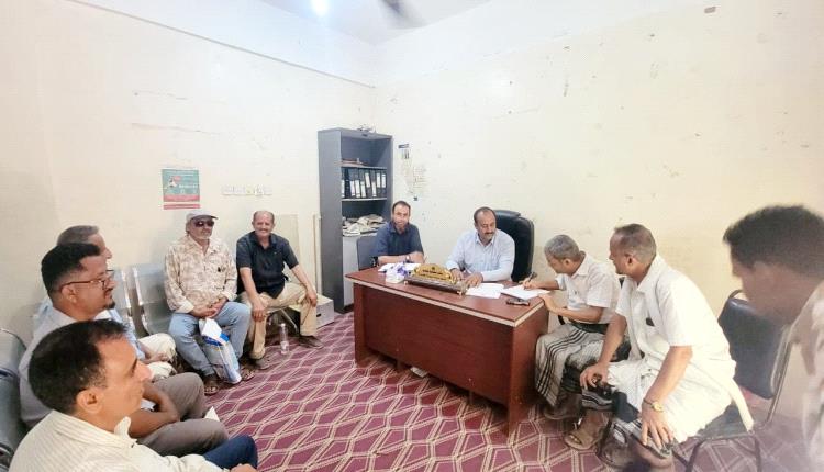 برئاسة المدير الشاعري: لجنة المناقصات بمديرية قعطبة تعقد اجتماعاً لاعتماد إعلان المشاريع المعتمدة في الموازنة