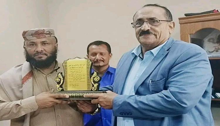 لحج.. أمين عام المجلس المحلي يكرم مدير عام طور الباحة بدرع" الوفاء والاخلاص" تقديراً لجهوده المتميزة