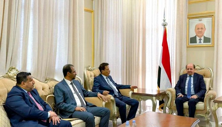 رئيس الوزراء يطّلع على أولويات المهرة ويؤكد دعم الحكومة لتحسين الخدمات وتعزيز الاستقرار