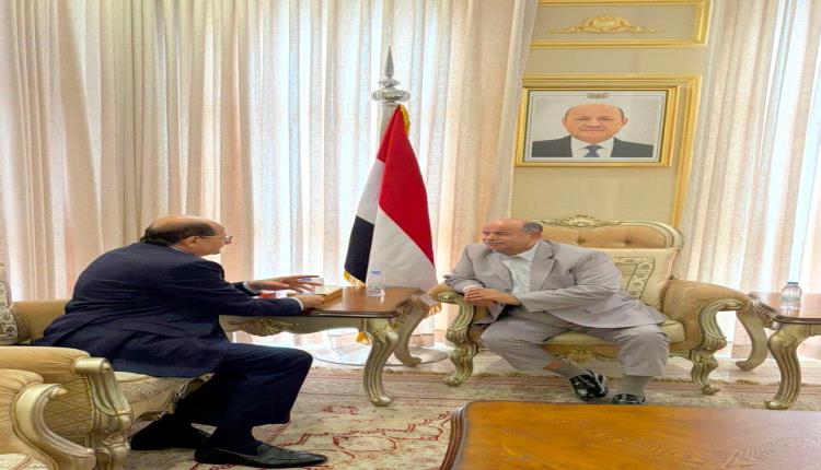 الخنبشي يناقش مع رئيس مجلس الوزراء مستجدات الأوضاع العامة وجهود الحكومة في تعزيز العمل المؤسسي