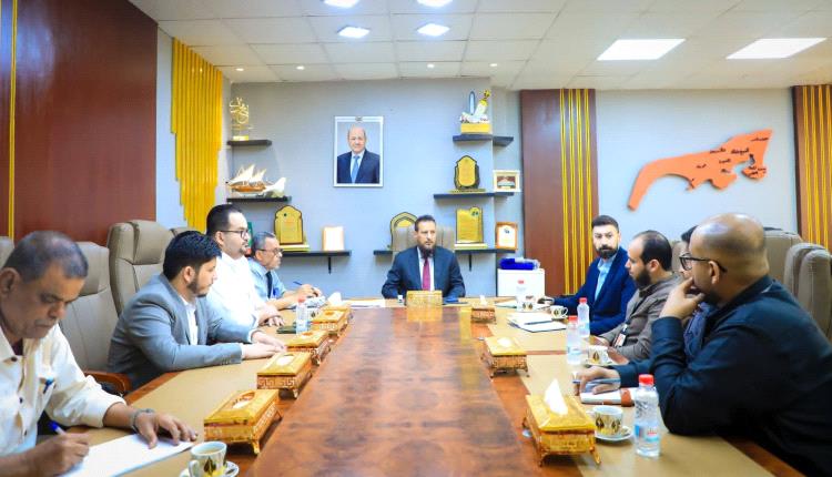 المحافظ عبدالرحمن شيخ يبحث مع نائب مدير منظمة “كير العالمية” آليات تعزيز تدخلاتها في العاصمة عدن