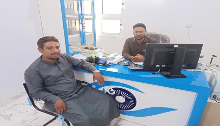 المدير التنفيذي لمؤسسة وادي دوعن للتنمية يزور مستشفى رؤية لطب العيون بسيؤن