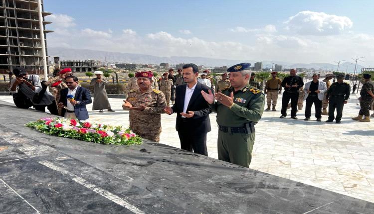وكيل حضرموت الجيلاني واللواء اليميني والعميد الجابري يضعون إكليلًا من الورود على ضريح الجندي المجهول