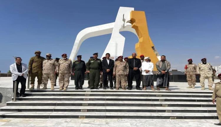 وكيل حضرموت وقادة عسكريون يضعون إكليلًا من الورود على ضريح الجندي المجهول بالمكلا