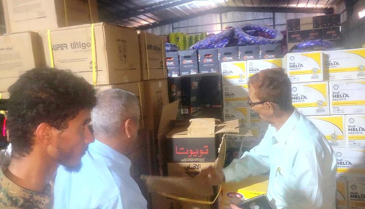 لجنة مشتركة من وزارة الصناعة تضبط مخالفات في غش زيوت السيارات بمستودع تجاري بلحج