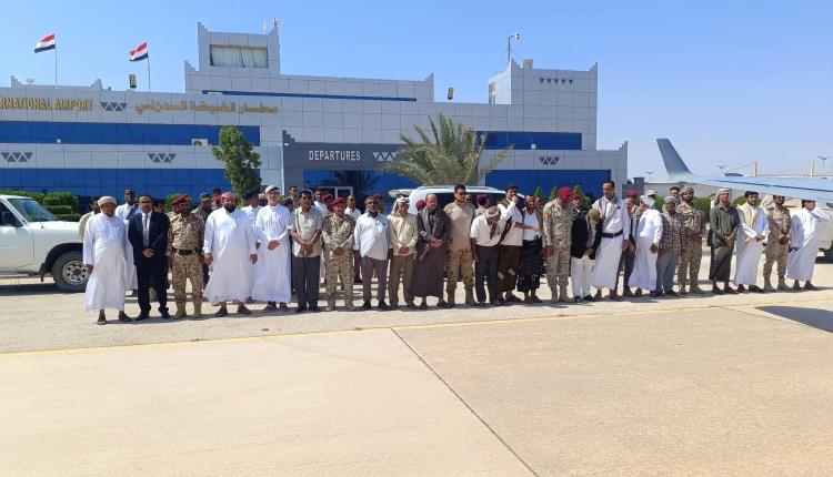 أمين عام محلي المهرة يستقبل رئيس جهاز أمن الدولة بمطار الغيضة