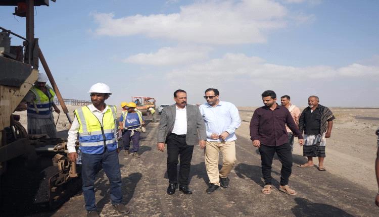 وزير الأشغال يتفقد الأعمال الختامية الإسفلتية في مشروع الخط الدولي (العلم – دوفس) بأبين ويؤكد قرب استكماله.