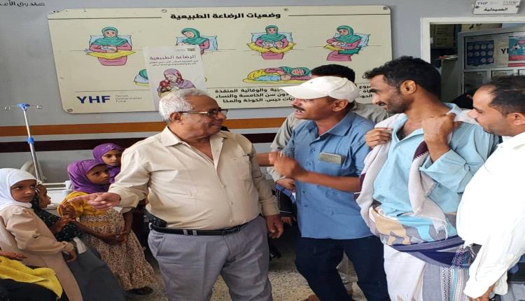 القاضي يتفقد سير العمل بالوحدة الصحية في منطقة الجُرة بحيس