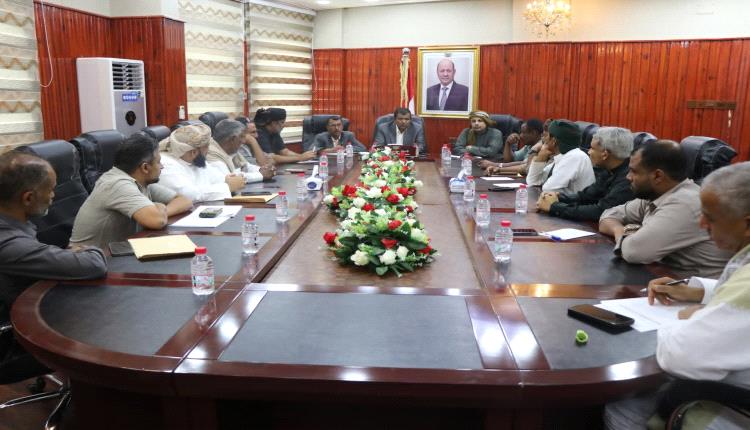 الأمين العام لمحلي المهرة يناقش أوضاع وقود الكهرباء ويؤكد تنظيم التوزيع ومعالجة العجز