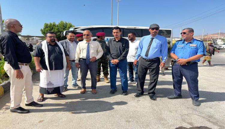 وكيل حضرموت الجيلاني يدشن حملة النظافة والتحسين الشاملة «نظيفة بأهلها» بمدينة المكلا