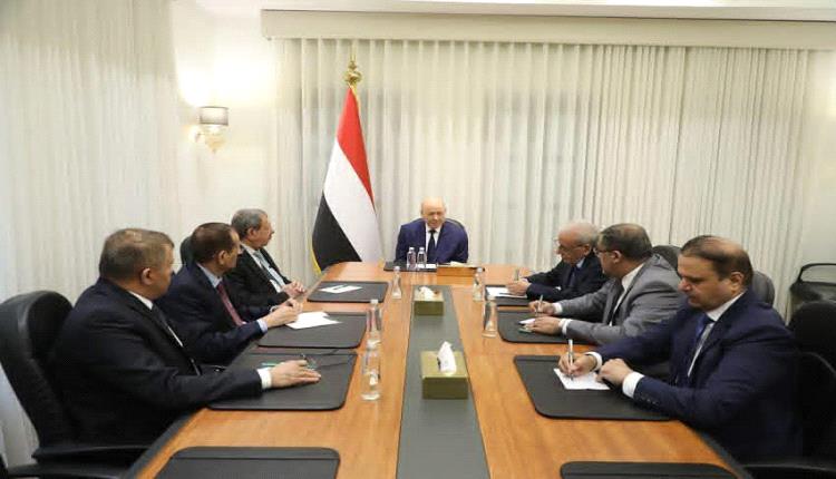 رئيس مجلس القيادة يشيد بالتكامل البناء بين القضاء وسلطة انفاذ القانون في ردع المخططات الإرهابية