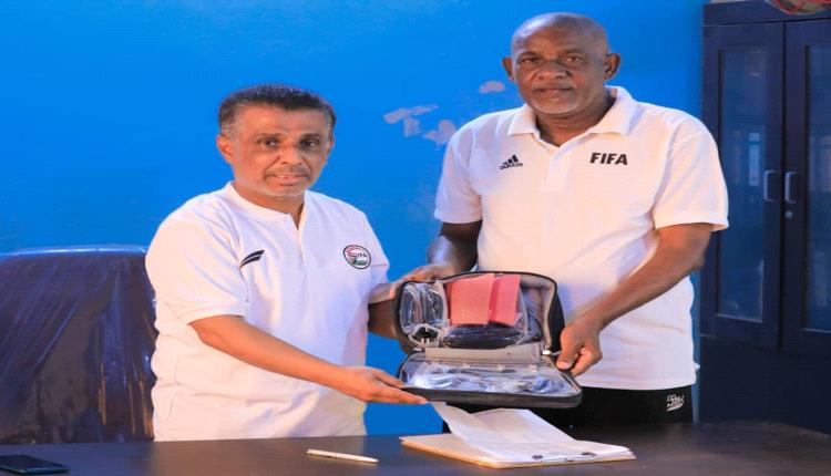 لجنة حكام ساحل حضرموت تتسلم سماعات الاذن لإدارة مباريات كرة القدم