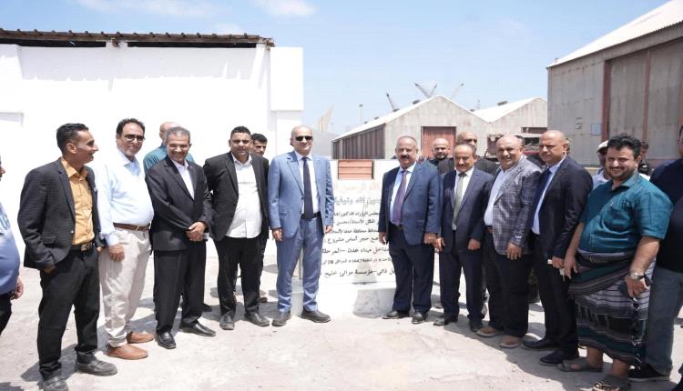 برعاية رئيس الوزراء.. العمري وأمزربة يضعان حجر أساس المرحلة الثانية لتطوير مداخل ميناء عدن