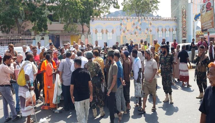 جرحى وأسر الشهداء بعدن يعلنون التصعيد المفتوح ويطالبون بتنفيذ الوعود الرئاسية