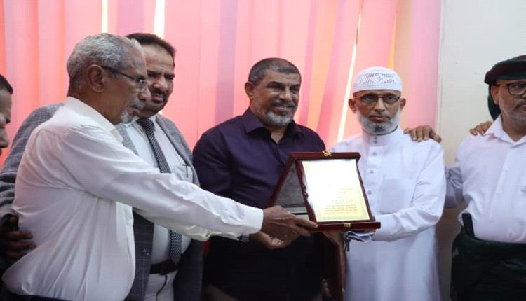 تقديراً لعطائه ٠٠ مدير عام شركة النفط فرع عدن يكرم علي عبده مدير إدارة المبيعات السابق